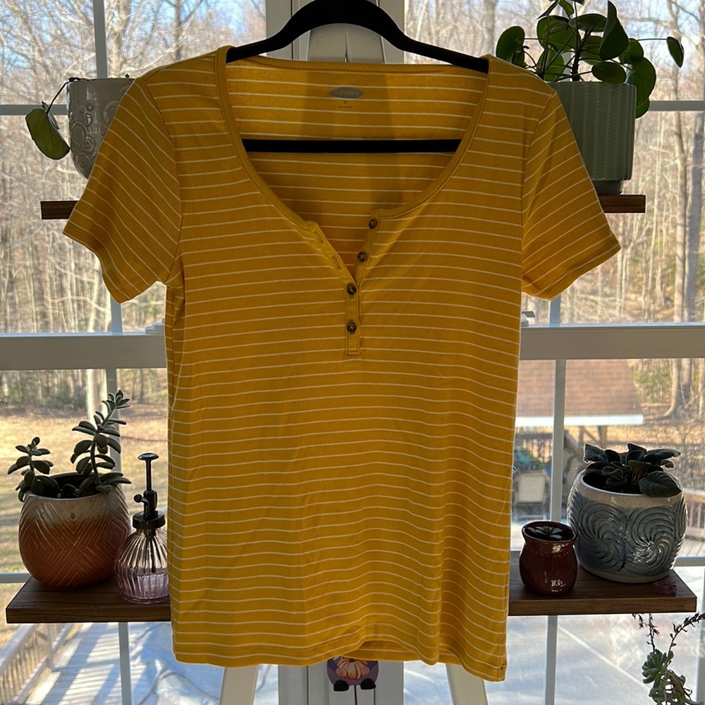 Old Navy Short sleeve yellow and white striped shirt
